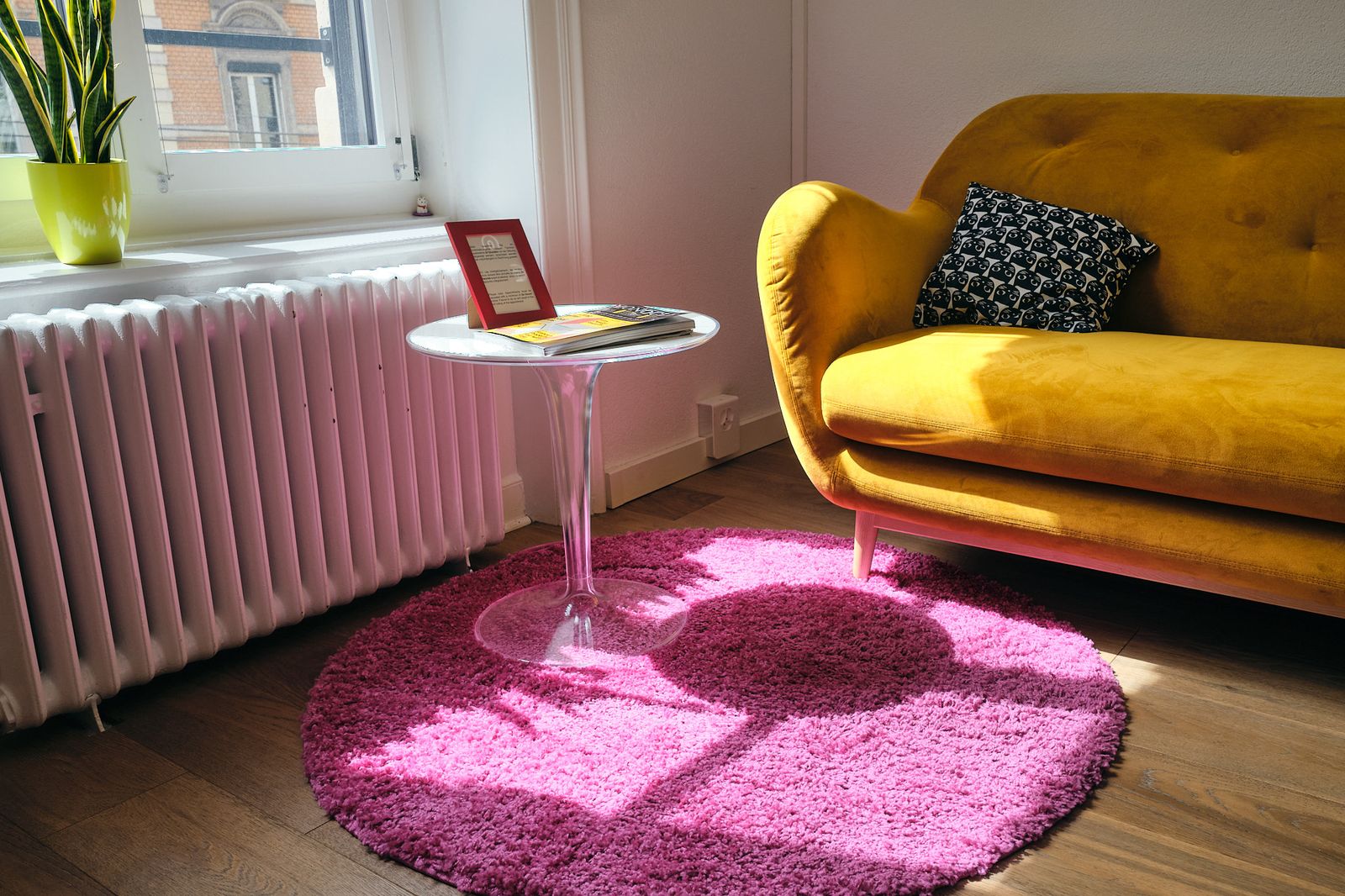 Wartezimmer der Praxis Shinri: gelbes Sofa, pinker Teppich, Sonnenlicht am Fenster